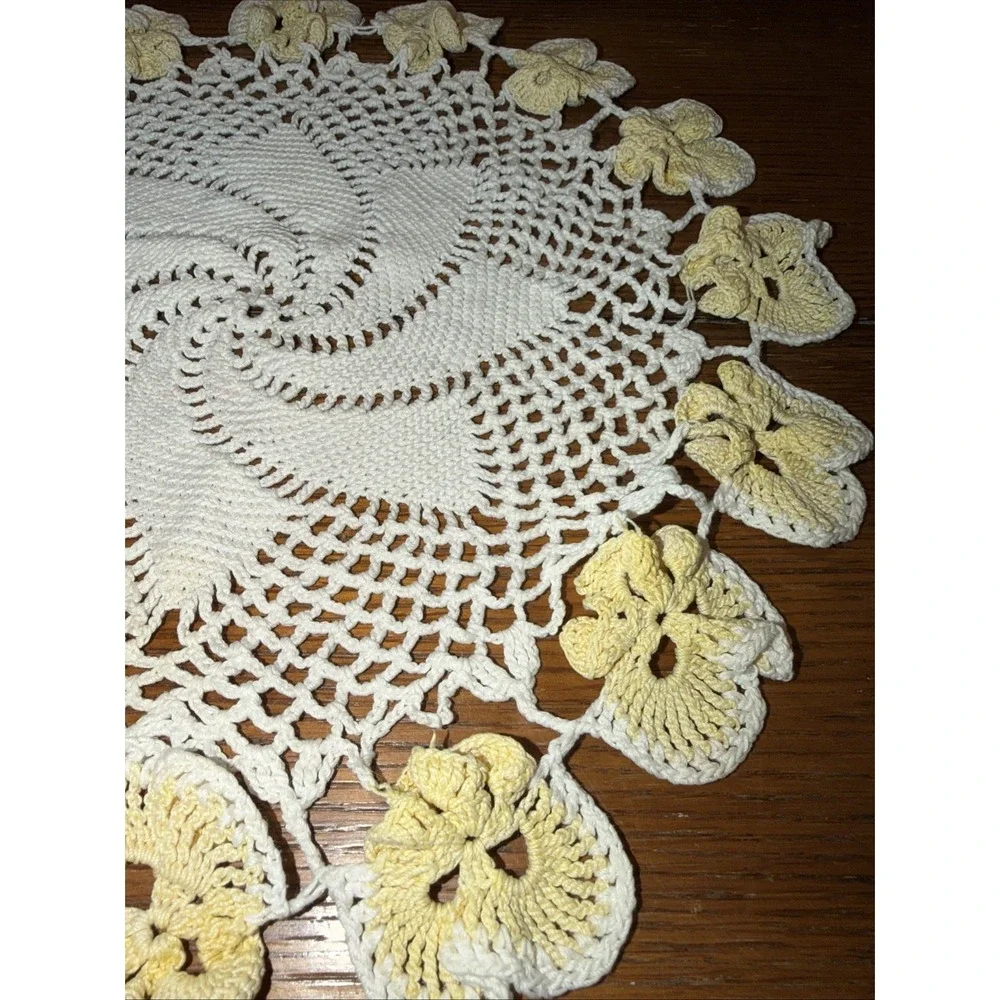 Vtg‎ Hand Crocheted White Spiral Doileyvwith Yellow Pansy Flower Border 13